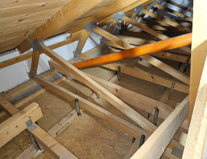 Zateplení stropu novostavby rodinného domu pomocí foukané izolace